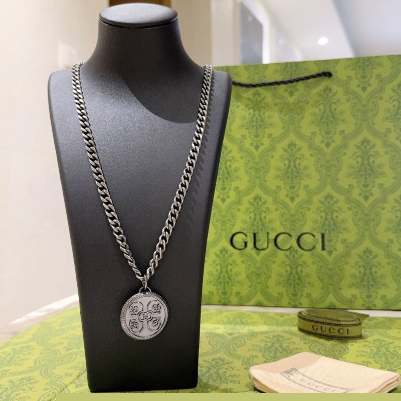 G*u*i necklaces